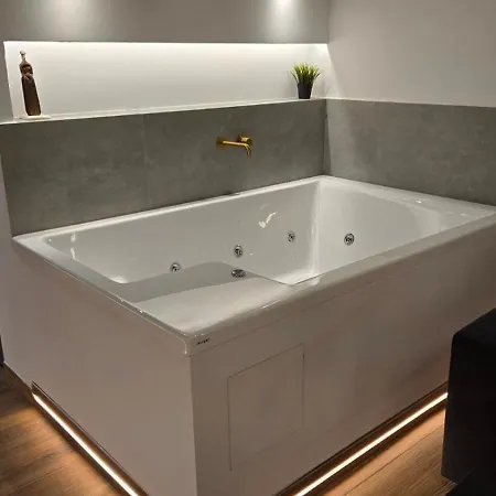 Botanica Noir Jacuzzi Valaoritou * Thessaloniki