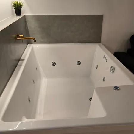 Botanica Noir Jacuzzi Valaoritou