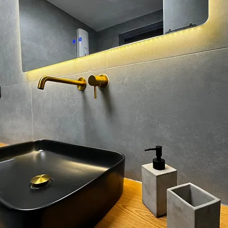 Botanica Noir Jacuzzi Valaoritou *