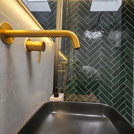 Botanica Noir Jacuzzi Valaoritou