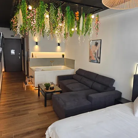 Botanica Noir Jacuzzi Valaoritou Apartment *