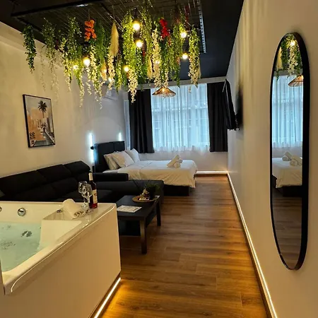 Botanica Noir Jacuzzi Valaoritou