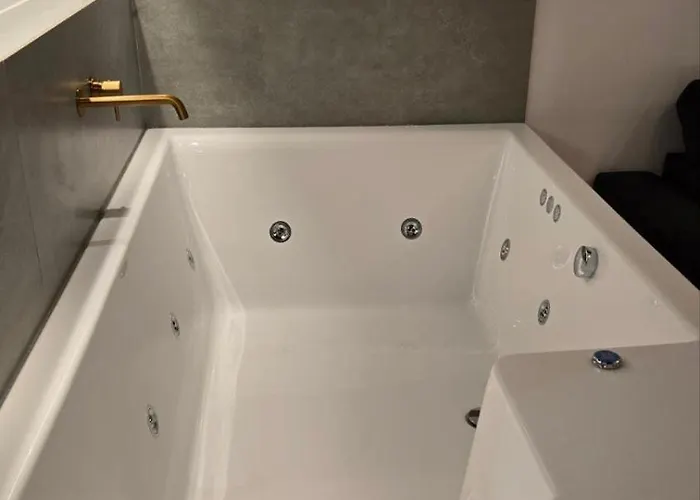 Botanica Noir Jacuzzi Valaoritou