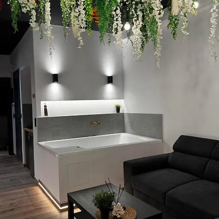 Botanica Noir Jacuzzi Valaoritou דירה סלוניקי